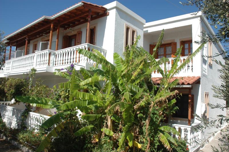 ΕΝΟΙΚΙΑΖΟΜΕΝΑ ΔΙΑΜΕΡΙΣΜΑΤΑ ΔΩΜΑΤΙΑ NIKI-RENA ΚΑΜΠΟΣ ΜΑΡΑΘΟΚΑΜΠΟΥ ΣΑΜΟΣ ΒΟΛΑΚΑΚΗ ΑΡΓΥΡΩ