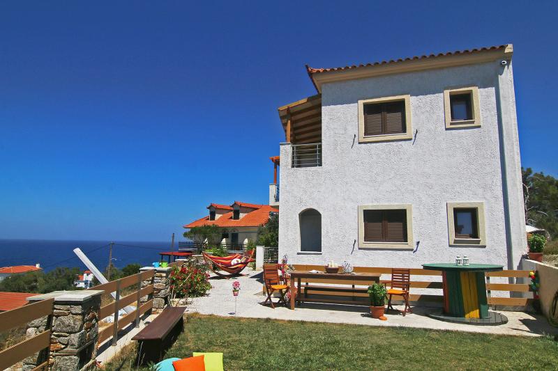 ΕΝΟΙΚΙΑΖΟΜΕΝΑ ΔΙΑΜΕΡΙΣΜΑΤΑ ΔΩΜΑΤΙΑ ANEMI APARTMENTS ΑΡΜΕΝΙΣΤΗΣ ΙΚΑΡΙΑ